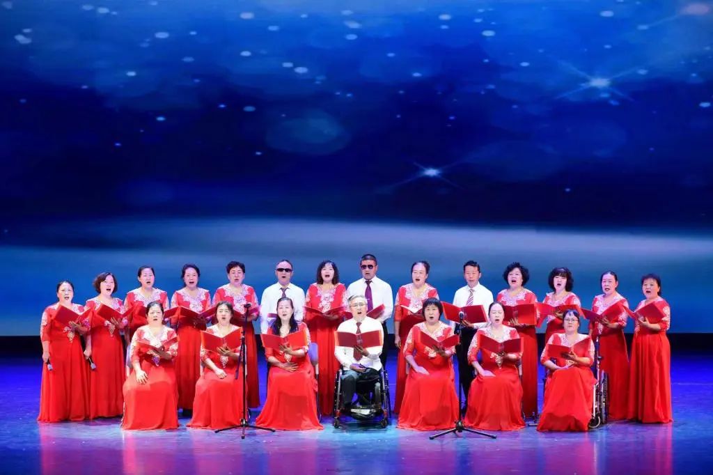 图为新疆第二届残疾人春晚肢体残疾人表演诗朗诵